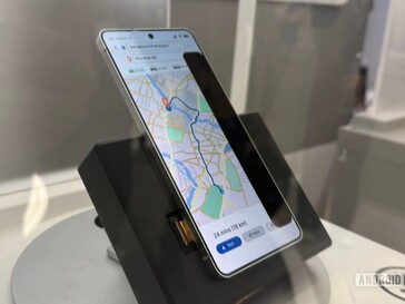 Un teléfono Samsung Galaxy con una versión más reciente de la pantalla de privacidad, que bloquea aproximadamente un tercio de la pantalla.