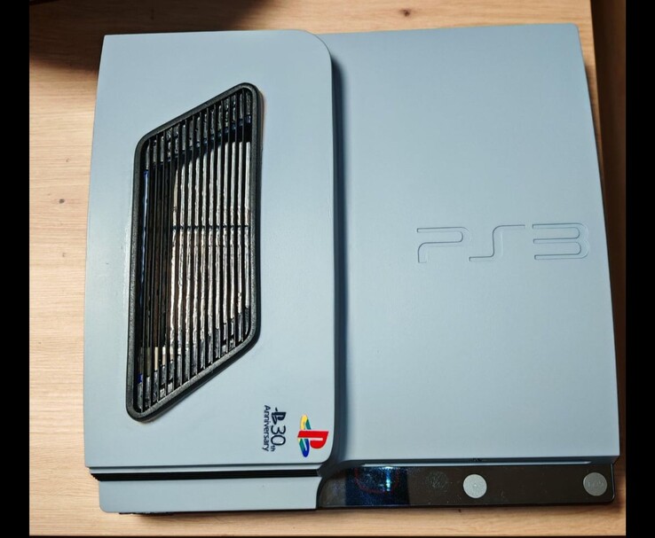 Vista superior de la PS3 Slim Pro personalizada en gris plateado mate con detalles en negro, que incluye una rejilla de ventilación y el logotipo del 30º aniversario de PlayStation en la carcasa. (Fuente de la imagen: Fun-Equivalent-7785 vía Reddit / r/PS3)
