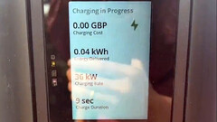 Los Supercargadores Tesla V4 de pago en grifo aparecen en el Reino Unido (imagen: James Court/X)