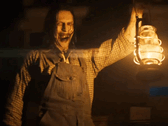 Una siniestra figura que sostiene una linterna insinúa los horrores que se avecinan en la serie The Conjuring (Fuente de la imagen: Warner Bros)