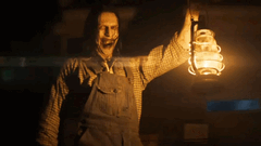 Una siniestra figura que sostiene una linterna insinúa los horrores que se avecinan en la serie The Conjuring (Fuente de la imagen: Warner Bros)