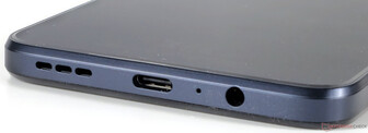 Parte inferior (altavoces, puerto USB, micrófono, conector)