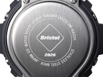 Primer plano del fondo de la caja de acero inoxidable grabado del modelo Casio G-Shock x F.C. Real Bristol DW-6900, en el que se aprecian el logotipo de Bristol y el grabado «2026».