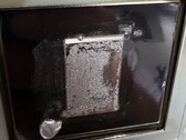 Los disipadores térmicos de la PS5 no son inmunes a los efectos a largo plazo de la corrosión por galio, tal y como demuestra esta superficie de contacto que presenta marcas permanentes.