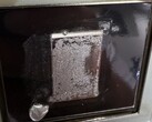 Los disipadores térmicos de la PS5 no son inmunes a los efectos a largo plazo de la corrosión por galio, tal y como demuestra esta superficie de contacto que presenta marcas permanentes.