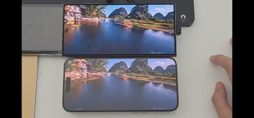 Galaxy S24 Ultra (arriba) frente a iPhone 15 Pro Max (abajo). (Fuente: Ice Universe on X)
