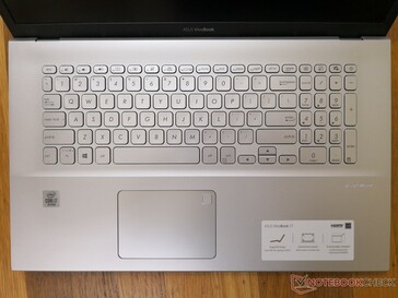 El teclado retroiluminado y el diseño no ha cambiado desde el VivoBook 17 del año pasado.