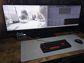 El Innocn E49M1R muestra un dibujo técnico a la izquierda y DaVinci Resolve a la derecha.
