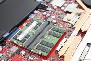 Ranuras RAM accesibles entre la batería y los procesadores