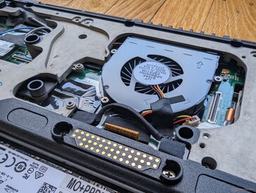 La solución de refrigeración consiste en un ventilador de 40 a 45 mm y un tubo de calor corto