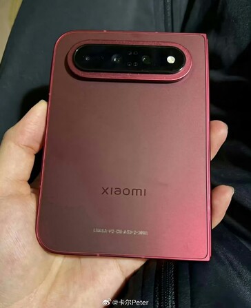 Una imagen del Xiaomi 18 Fold en la que se aprecia su amplia parte trasera.