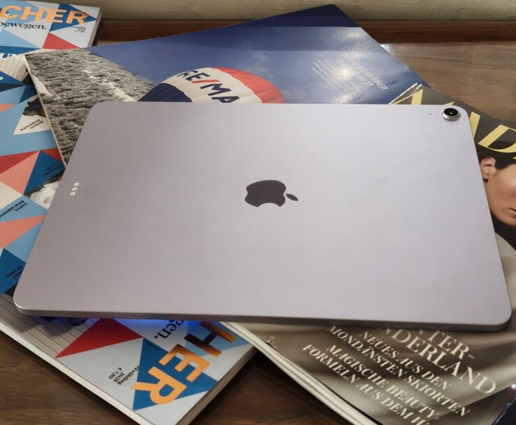 Vista trasera de un iPad Air sobre revistas apiladas. (Fuente de la imagen: Notebookcheck)