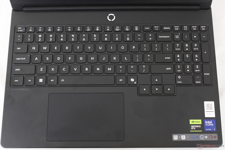 El modelo cuenta con iluminación RGB de una sola zona y teclas de flecha más grandes que las del LOQ Essential, más económico.