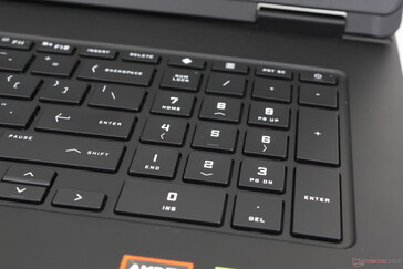 Teclado numérico relativamente espacioso pero con teclas de flecha estrechas