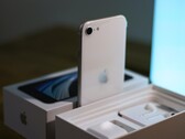 Apple podría pasar a lanzar el iPhone SE anualmente a partir del próximo año. (Fuente de la imagen: AB)