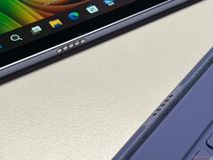 Abajo: Clavijas Pogo para la cubierta del teclado