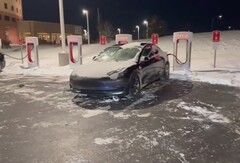 Como era de esperar, cargar el Tesla Model 3 a -14 grados tarda bastante más de lo habitual (Imagen: Out of Specs Reviews)