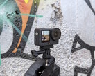 DJI Osmo Action 6 frente a un muro de graffiti