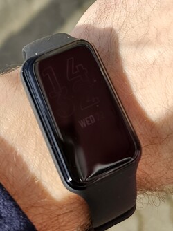 Legibilidad de la pantalla AMOLED de la Amazfit Band 7 al sol