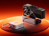 El Maco-L 7735U cuenta con puertos OCuLink y USB4. En la imagen: una configuración de eGPU con el mini PC.
