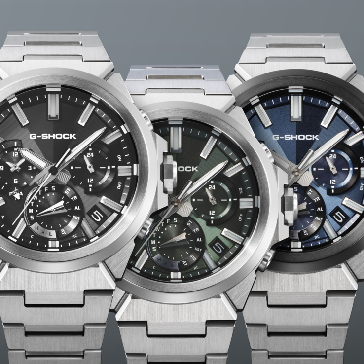 Gama Casio G-Shock G-Steel GST-W1000D, de izquierda a derecha: el GST-W1000D-1A negro, el GST-W1000D-3A verde y el GST-W1000AD-2A azul.