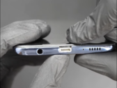 El Samsung Galaxy A51 ha sido modificado con un puerto lightning (imagen vía Ken Pi en YouTube)