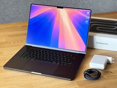 El MacBook Pro con pantalla OLED podría llegar al mercado a finales del próximo año. (Fuente de la imagen: Notebookcheck)