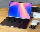 El MacBook Pro con pantalla OLED podría llegar al mercado a finales del próximo año. (Fuente de la imagen: Notebookcheck)