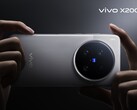 He aquí la primera imagen de prensa oficial del buque insignia Vivo X200 con cámara Ultra Zeiss. Ya se ha confirmado la fecha de lanzamiento. (Fuente de la imagen: Vivo Han Bo Xiao)