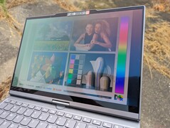 OLED en exteriores bajo un cielo nublado