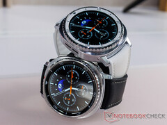 El Galaxy Watch 8 Classic incorpora un botón rápido en el lateral. En la imagen: las dos combinaciones de colores del smartwatch. (Fuente de la imagen: Notebookcheck)