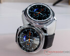 El Galaxy Watch 8 Classic incorpora un botón rápido en el lateral. En la imagen: las dos combinaciones de colores del smartwatch. (Fuente de la imagen: Notebookcheck)