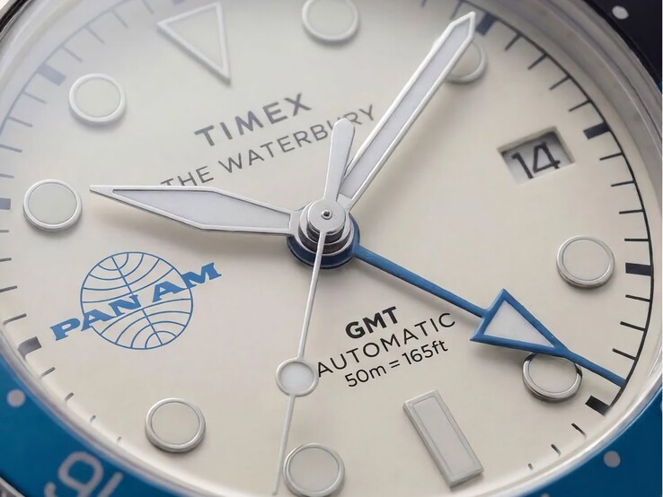 Primer plano del reloj Timex Pan Am Waterbury Automatic GMT, en el que se aprecian su esfera de color blanco plateado, los índices luminosos, la ventana de fecha y el logotipo de Pan Am.