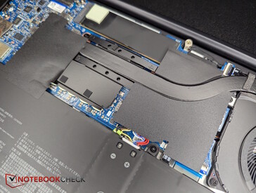 Versión AMD: Muchas cubiertas de plástico negro, SSD situado en la parte superior cerca del borde de la pantalla.