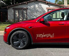 El logotipo de la plataforma Tesla Robotaxi en un Model Y. (Fuente de la imagen: TslaChan/X)