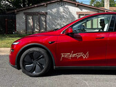 El logotipo de la plataforma Tesla Robotaxi en un Model Y. (Fuente de la imagen: TslaChan/X)