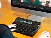 El Vision Board combina una pantalla LCD táctil con un teclado mecánico y un dial de volumen. (Fuente: Valmond en Makuake)
