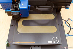 Lecho de impresión con la primera capa de la prueba práctica Velocidad de impresión