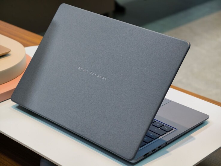 Las cubiertas de Ceraluminio de los portátiles Zenbook 14 2026 tienen una textura única a prueba de manchas y arañazos.