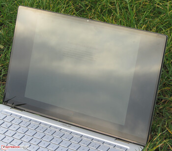 Chromebook al aire libre (con un cielo nublado).