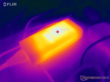 El adaptador de CA alcanza más de 38 C cuando funciona con cargas exigentes