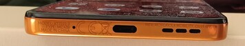 Parte inferior: micrófono, puerto USB-C, altavoz