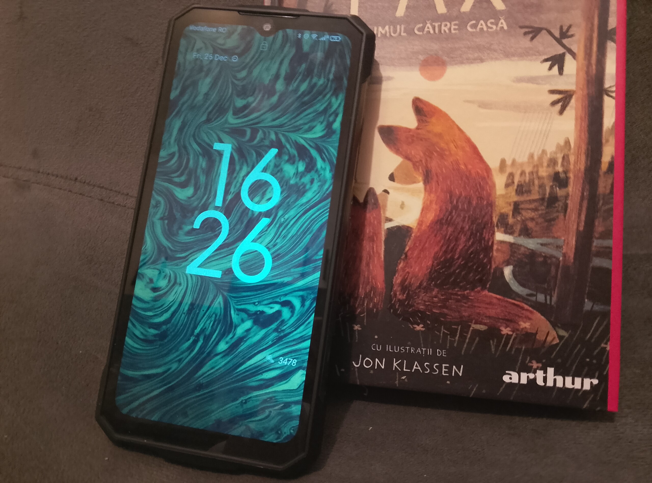 El Fire 7 Pro junto a un libro. (Fuente de la imagen: Sergey Tarasov - Notebookcheck)