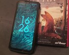 El Fire 7 Pro junto a un libro. (Fuente de la imagen: Sergey Tarasov - Notebookcheck)