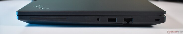 derecha: audio de 3,5 mm, USB-A 3.2 Gen 1, RJ45-Ethernet, bloqueo Kensington