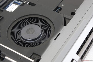 La solución de enfriamiento consiste en dos ventiladores de 50 a 55 mm y un enfriador de cámara de vapor