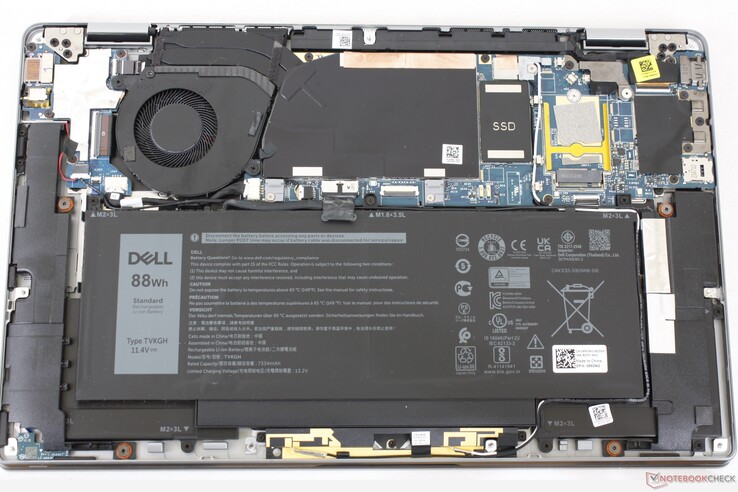 No hay cambios internos importantes. Destaca la RAM soldada y la compatibilidad con hasta un SSD M.2 2230 NVMe únicamente