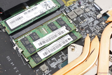 2x ranuras DDR4 SODIMM adyacentes a las ranuras M.2