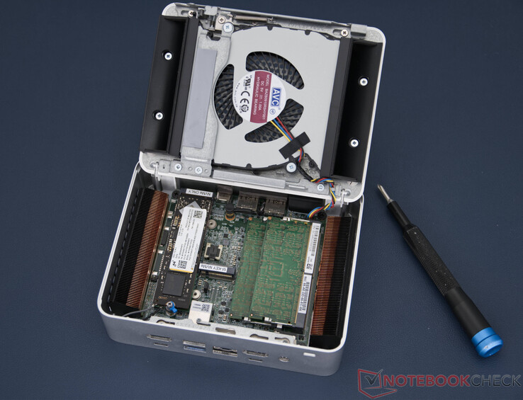 Asus NUC 15 Pro+ con la parte inferior abierta