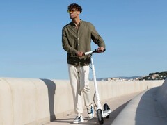 El scooter eléctrico OKAI NEON LITE ES10 tiene una autonomía de 30 km. (Fuente de la imagen: OKAI)